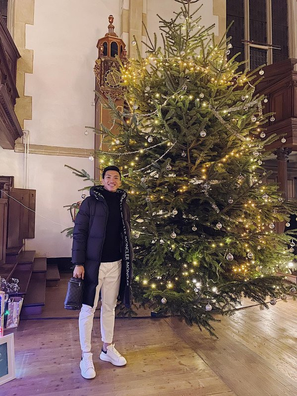 Bên cạnh đó, Đoàn Văn Hậu cũng được nhận xét là cầu thủ có “gu” thời trang đẹp mắt, thường xuyên mặc trang phục đến từ thương hiệu danh tiếng.