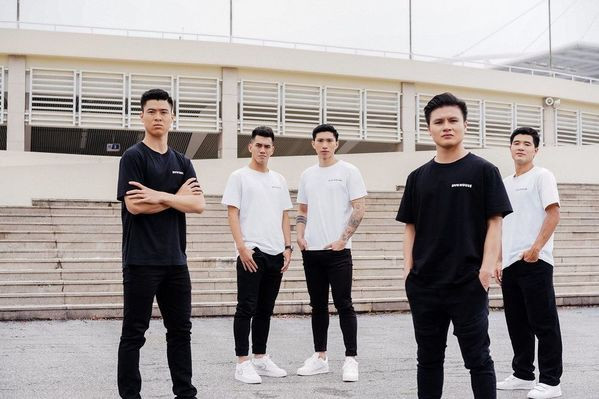 Chàng cầu thủ trẻ cũng từng nhờ những đồng đội thân thiết để quảng cáo cho thương hiệu thời trang của mình cách đây không lâu.