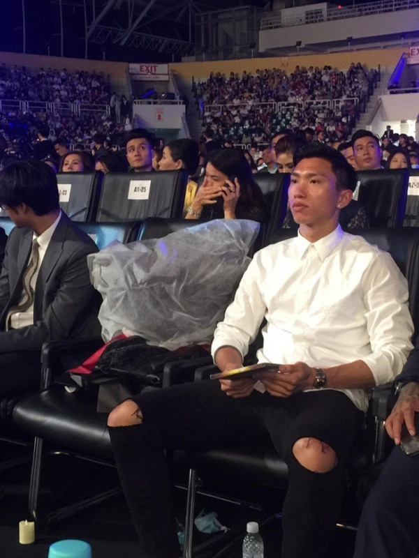 Một số món đồ thời trang mà anh từng sở hữu có giá trị "khủng" đáng kể đến như áo khoác Gucci Worldwide Bomber có giá thành khoảng 926 USD (hơn 12,7 triệu đồng), đôi giày Chanel x Pharrell trị giá 2.400 USD (khoảng 55,6 triệu đồng), chiếc đồng hồ Rolex Dayjust Chocolate Diamonds của Văn Hậu cũng từng khiến netizen "choáng".