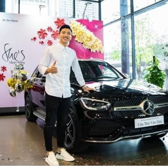 Nhắc tới khối tài sản của anh chàng, không thể không kể đến chiếc xe Mercedes-Benz GLC 300 4MATIC có giá lăn bánh lên đến 2,4 tỉ đồng. Đây là món quà anh tự dành tặng bản thân vào tháng 10/2020 sau một thời gian dài làm việc vất vả.