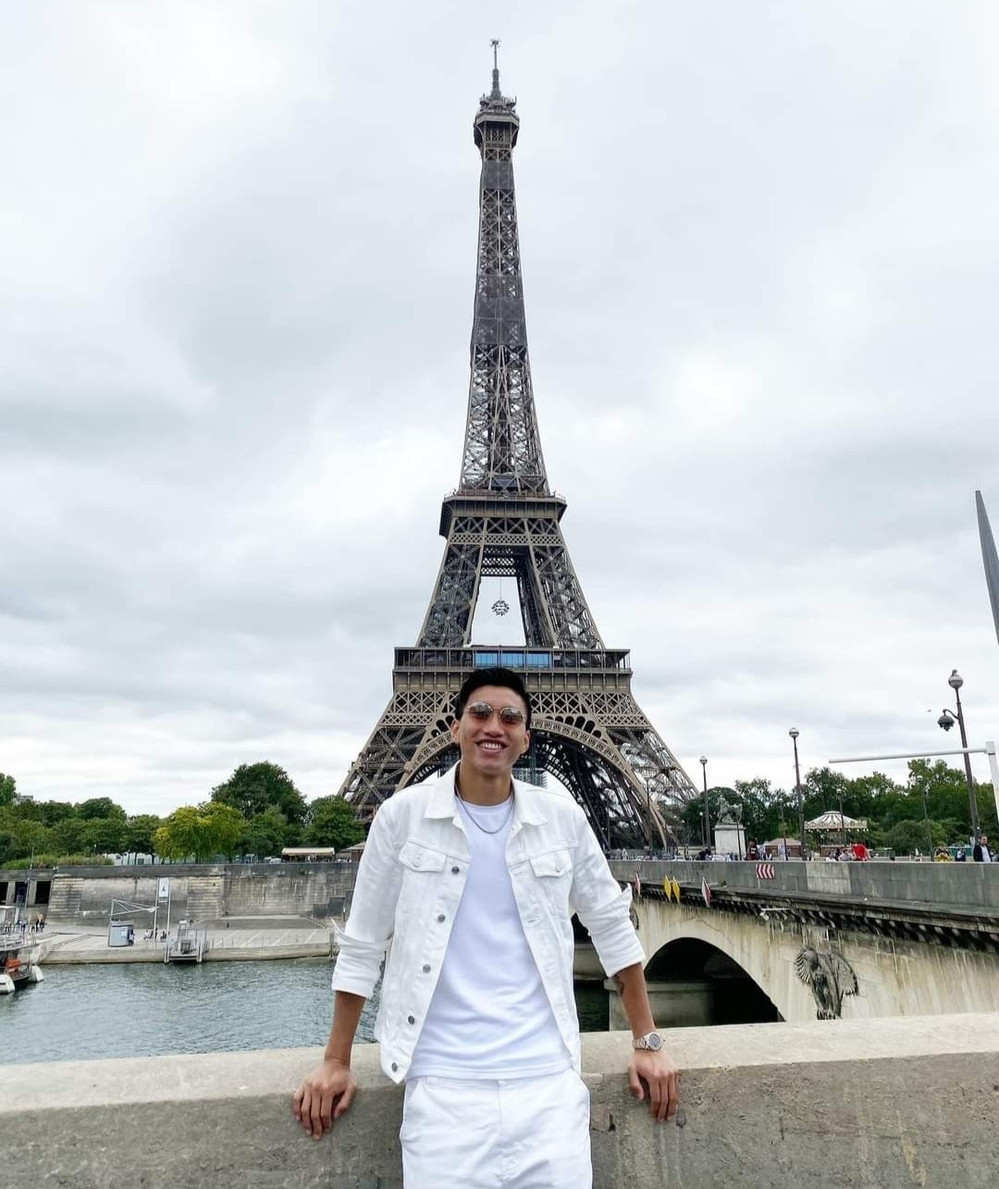 Nhìn cách mix &amp; match trẻ trung, đơn giản vậy thôi chứ thời trang của Văn Hậu toàn đến từ thương hiệu lớn, món nào cũng trên dưới cả chục triệu.