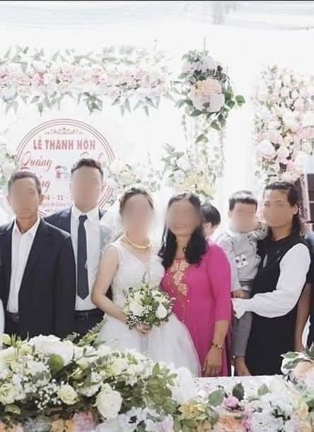 Cư dân mạng còn chia sẻ bức ảnh chụp màn hình bình luận của người quen xác nhận "tiểu tam" trong ảnh đi xem U23 tranh HCV cùng người đã có gia đình.