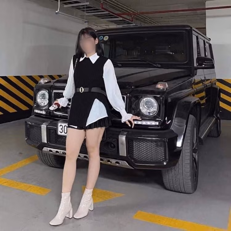 Hình ảnh cô gái xinh đẹp trong bức ảnh từng tạo dáng bên cạnh 1 chiếc G32 bạc tỷ cũng được lan truyền chóng mặt.