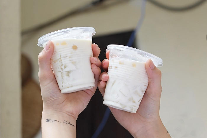 Dừa dầm cũng là món ăn vặt ưa chuộng của học sinh Hải Phòng từ khá lâu, nhưng vài năm gần đây mới nổi trên các phương tiện truyền thông. Địa chỉ gợi ý: các khu ăn vặt trên phố Lạch Tray, Lê Lợi, Cát Bi, Quang Trung, Miếu Hai Xã.