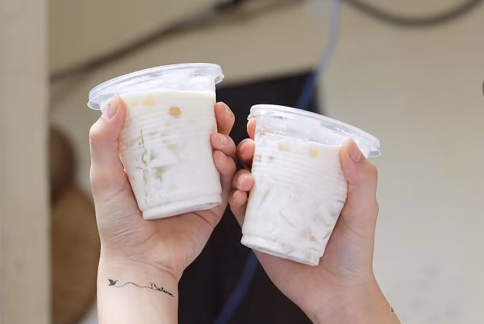 Dừa dầm cũng là món ăn vặt ưa chuộng của học sinh Hải Phòng từ khá lâu, nhưng vài năm gần đây mới nổi trên các phương tiện truyền thông. Địa chỉ gợi ý: các khu ăn vặt trên phố Lạch Tray, Lê Lợi, Cát Bi, Quang Trung, Miếu Hai Xã.