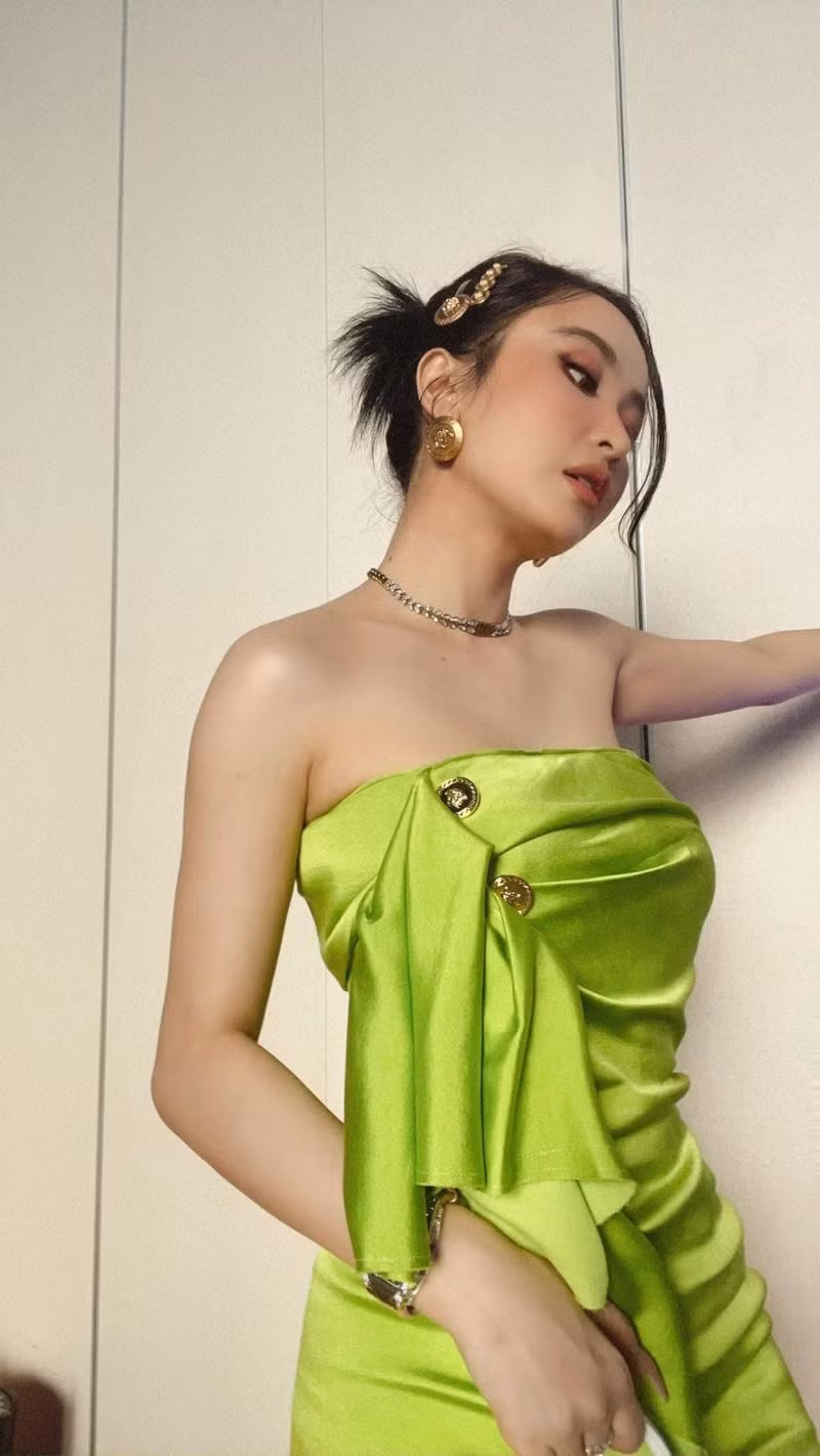 Nhiều người nhận xét nhan sắc xinh đẹp, tươi trẻ của bà xã Minh Nhựa thậm chí còn vượt xa các hot girl trẻ tuổi hiện nay. Ảnh: FBNV