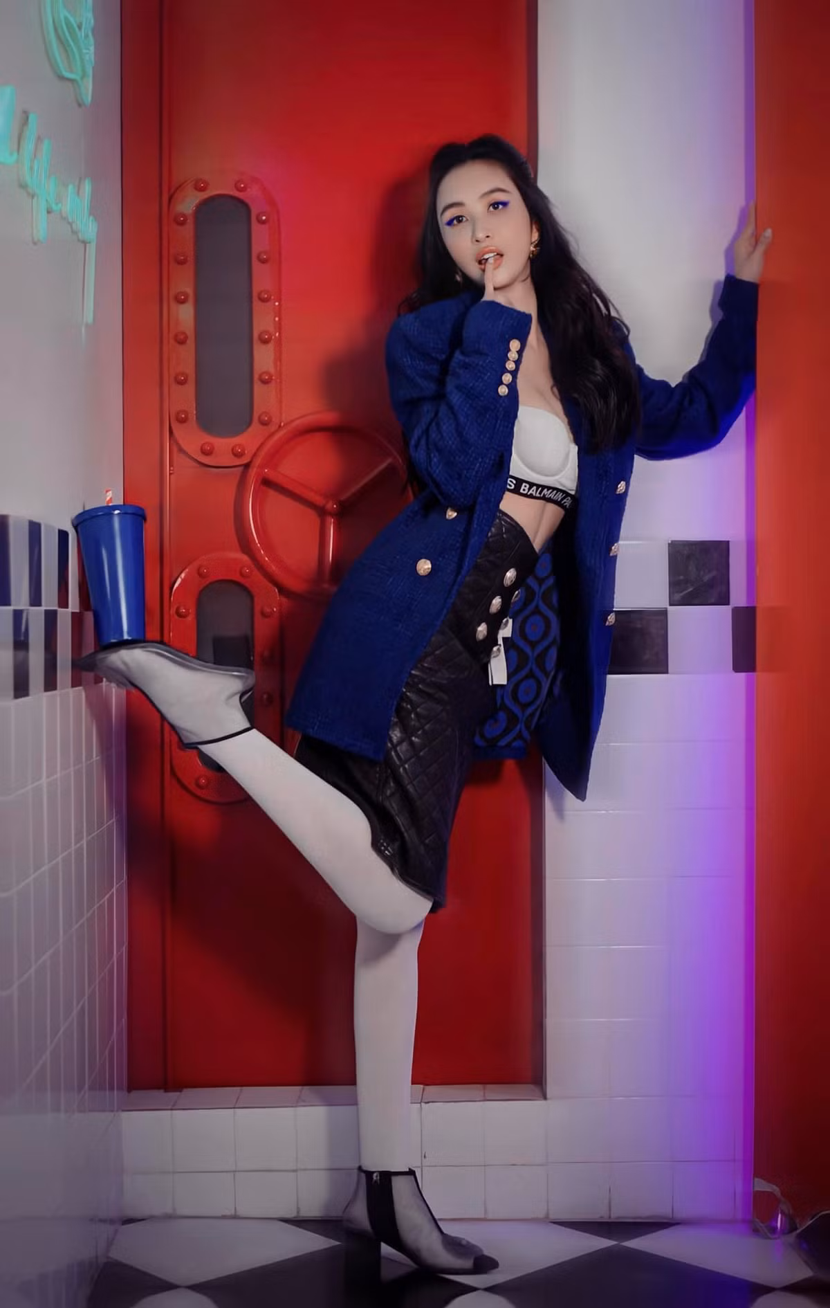 Nhan sắc nuột nà của bà xã đại gia Minh Nhựa nhanh chóng nhận được cơn mưa lời khen của cư dân mạng.