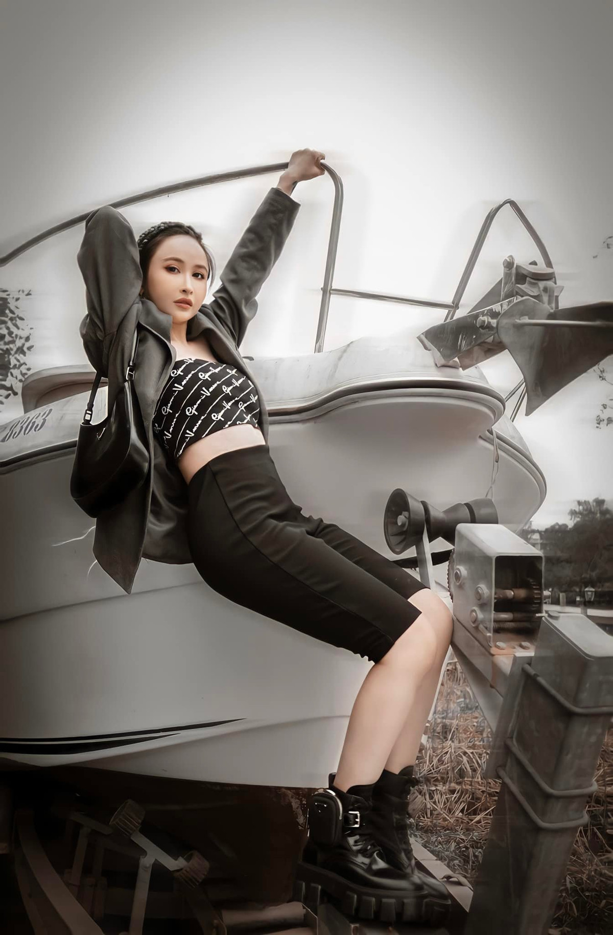 Đa phần mọi lời khen đều tập trung vào vòng eo "siêu mảnh" đầy cuốn hút của bà xã Minh Nhựa.