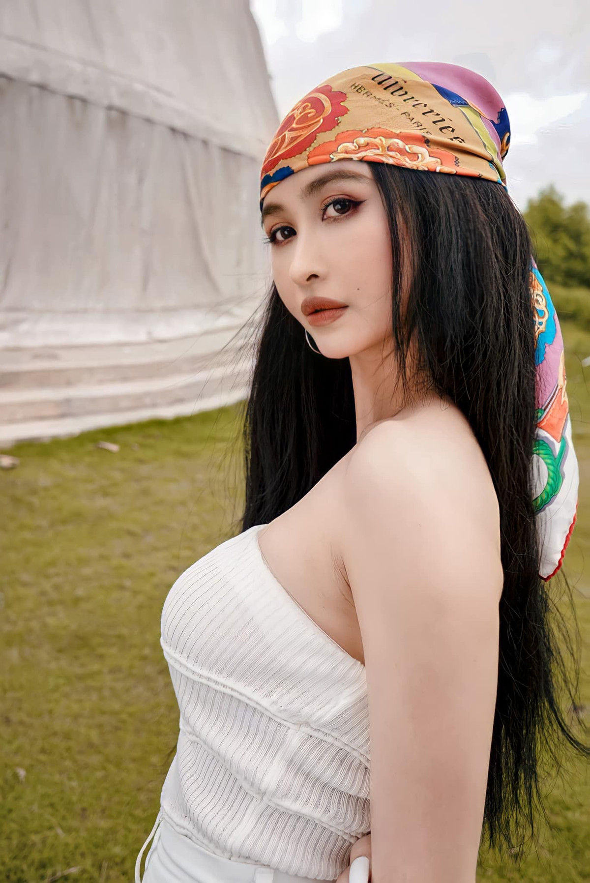 Mina Phạm là một trong những tín đồ thời trang thực thụ. Thân hình chuẩn đẹp đồng hồ cát của vợ đại gia Minh Nhựa là tiền đề để cô thoả sức bung lụa với nhiều trang phục.