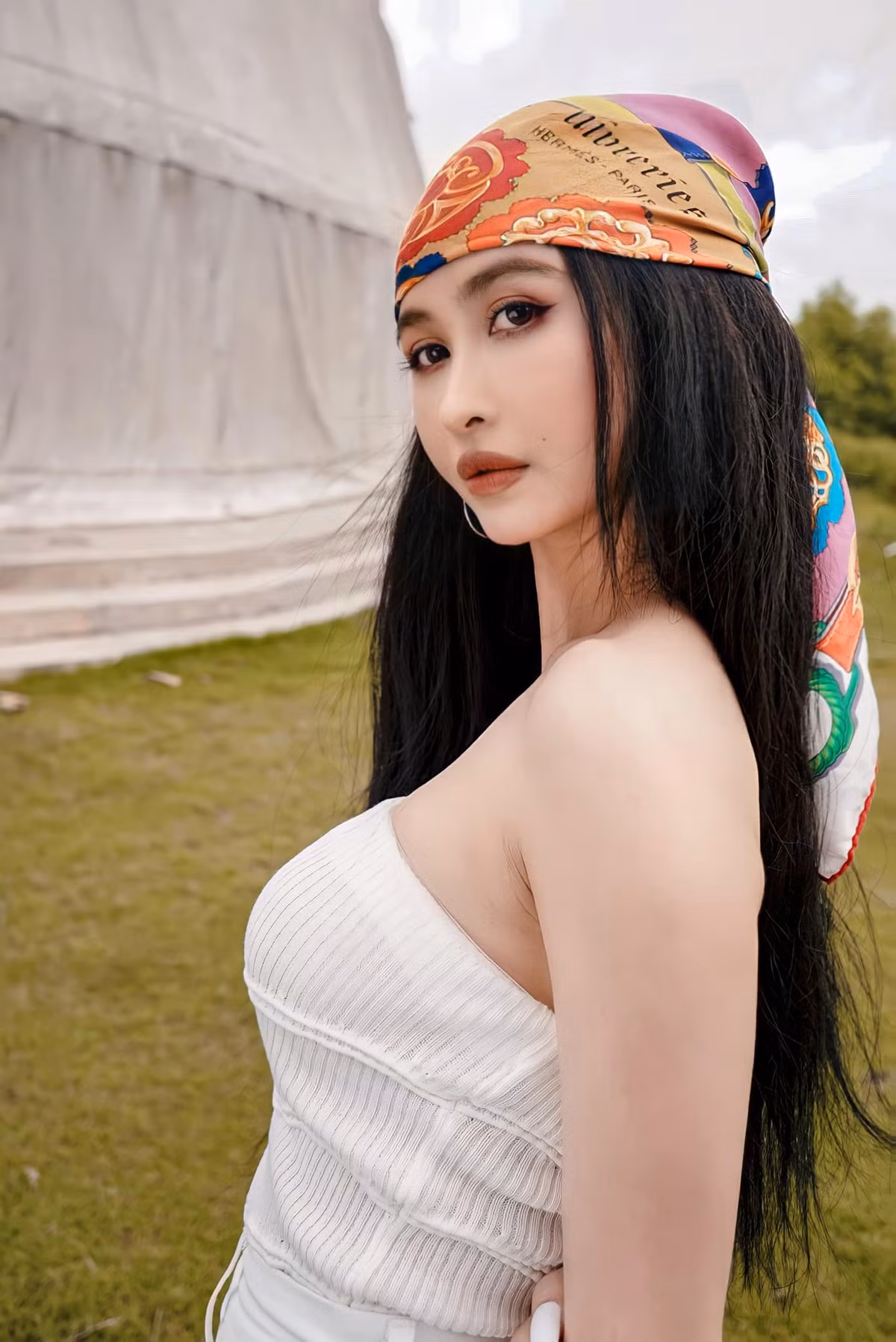 Mina Phạm là một trong những tín đồ thời trang thực thụ. Thân hình chuẩn đẹp đồng hồ cát của vợ đại gia Minh Nhựa là tiền đề để cô thoả sức bung lụa với nhiều trang phục.