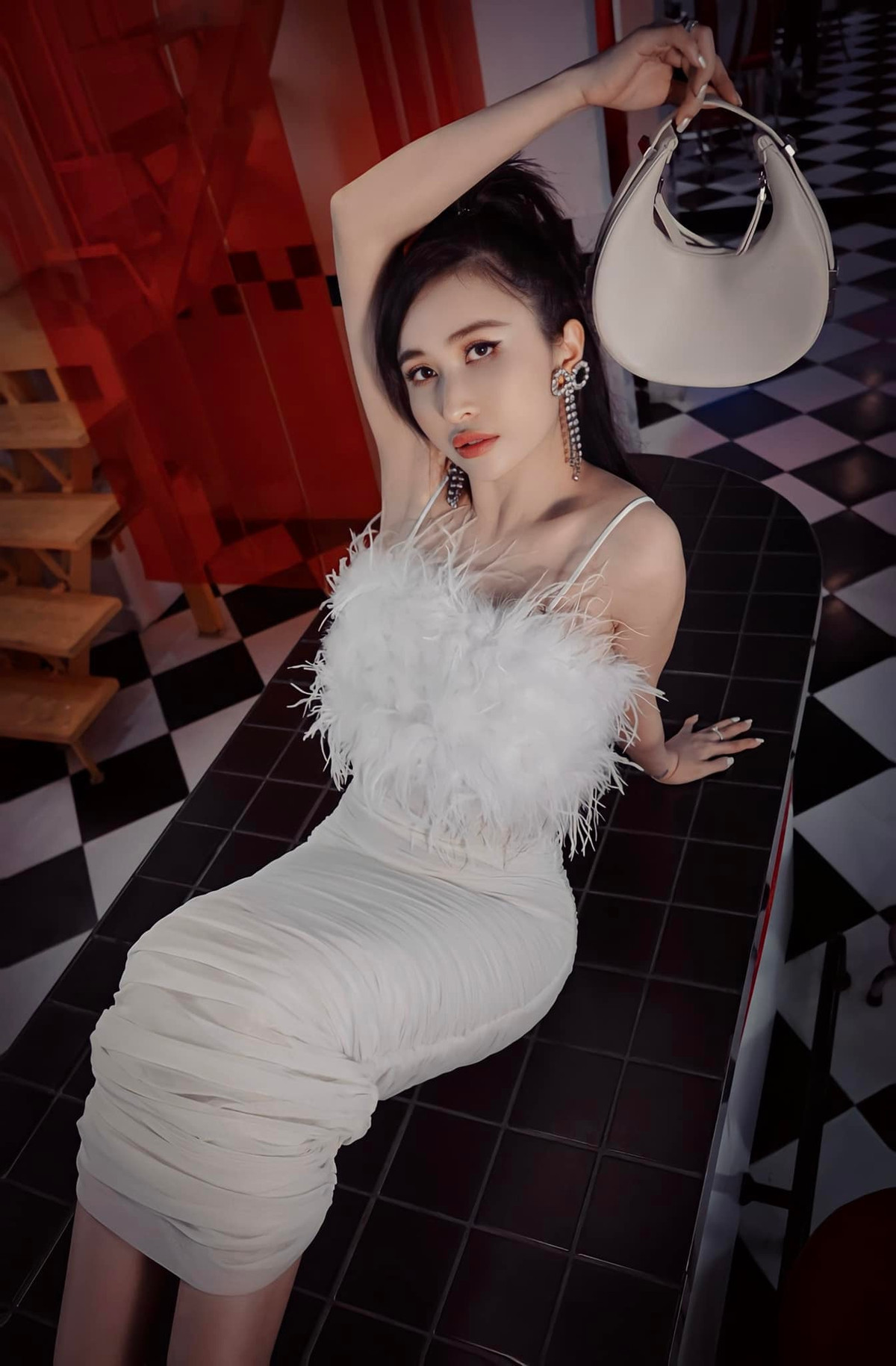 Dù đã là mẹ 2 con nhưng Mina Phạm vẫn có thân hình thon gọn, săn chắc.