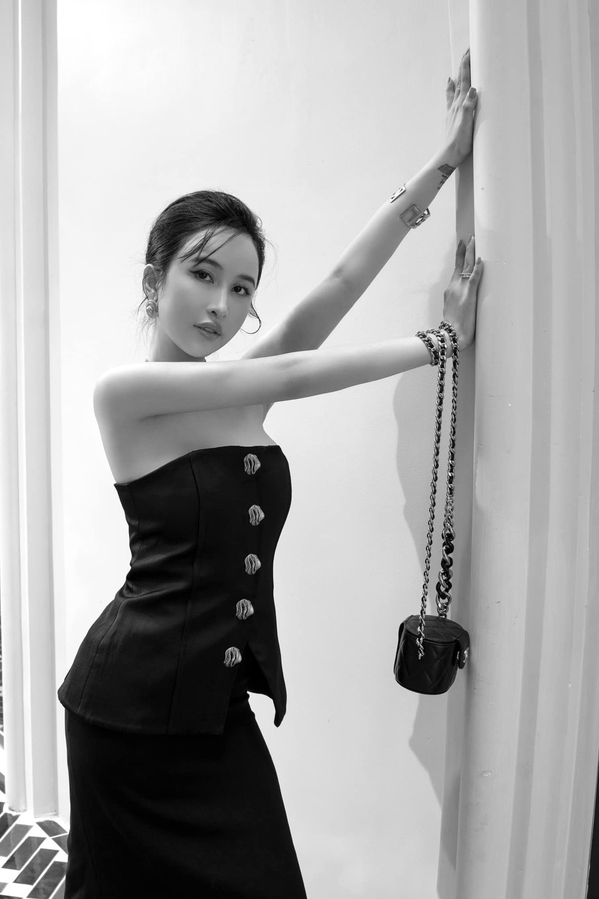 Mỗi lần xuất hiện trước công chúng hay trên MXH, vợ Minh Nhựa đều diện hàng hiệu "phủ" kín người.