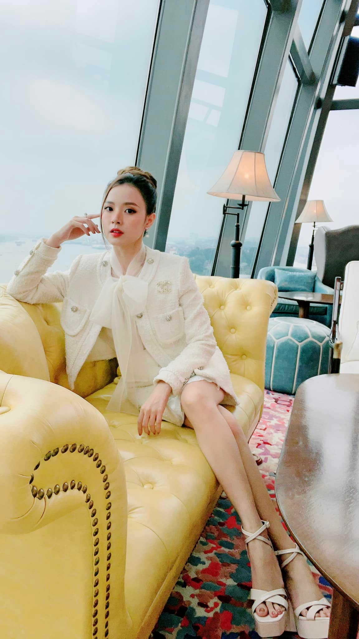 Hình ảnh mới của Midu khiến netizen không khỏi bất ngờ về sự thay đổi thời trang của mỹ nhân 8x.