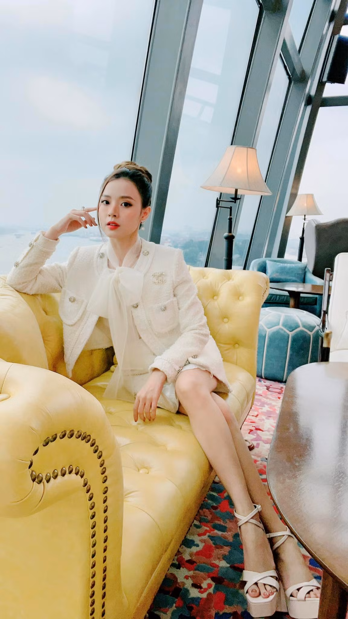 Hình ảnh mới của Midu khiến netizen không khỏi bất ngờ về sự thay đổi thời trang của mỹ nhân 8x.