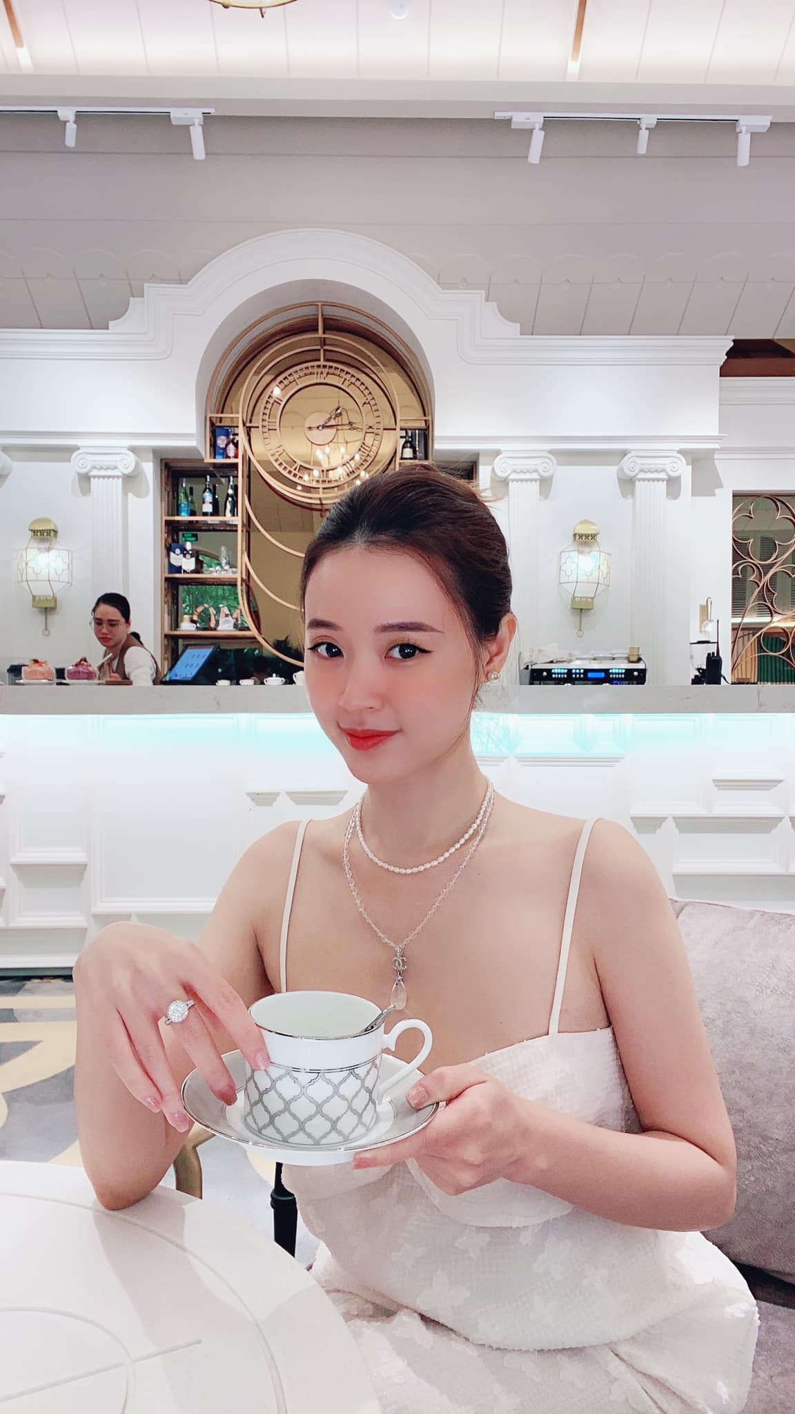 Set đồ kín đáo cũng giúp Midu toát lên vẻ đẹp thanh lịch, nhẹ nhàng như thời mới hoạt động nghệ thuật.