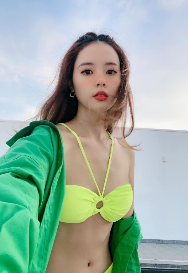 Chỉ trong vòng 30 phút, bức ảnh đã thu về gần 10 nghìn lượt yêu thích và bình luận. Trong đó hầu hết các bình luận đều khen ngợi Midu có phần tăng cân nên sắc vóc nuột nà hơn.