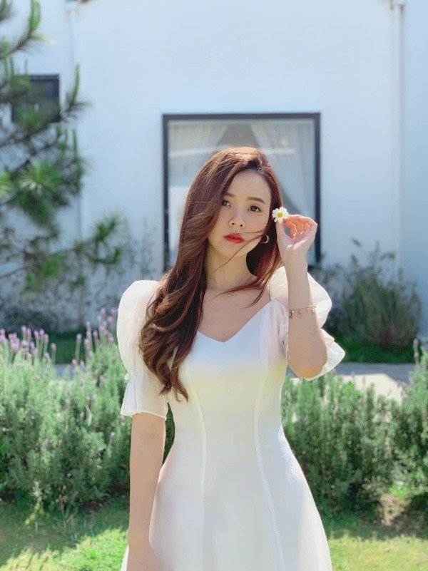 Trái với hình ảnh nàng thơ, cựu hot girl liên tục khiến fan xuýt xoa khi diện những bộ cánh cắt xẻ táo bạo.