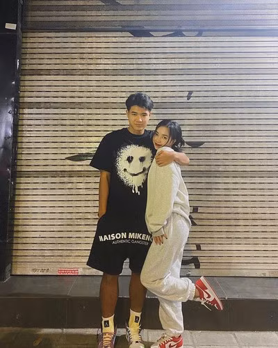 Đức Chinh lần đầu công khai việc hẹn hò với Mai Hà Trang qua bức ảnh tình tứ được đăng tải vào tháng 7/2019. Trước đó cả 2 từng lộ rất nhiều hint hẹn hò.