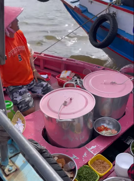 Những chiếc ghe này đối với người dân sống nương nhờ sông nước như chính là căn nhà và cả cuộc sống mưu sinh của họ. Ảnh: Cắt từ clip