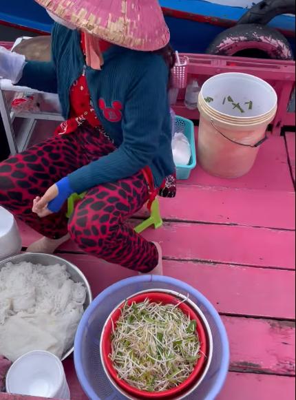 Và đây cũng là khu chợ tiêu biểu, sầm uất, nổi tiếng nhất cho nét văn hóa sông nước miền Tây. Ảnh: Cắt từ clip