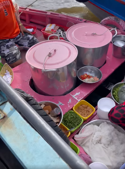 Chợ nổi là loại hình chợ đặc trưng của đồng bằng sông Cửu Long mà không nơi nào có được. Trong đó, chợ nổi Cái Răng Cần Thơ là khu chợ sầm uất, tiêu biểu nhất cho nét văn hóa sông nước miền Tây. Ảnh: Cắt từ clip