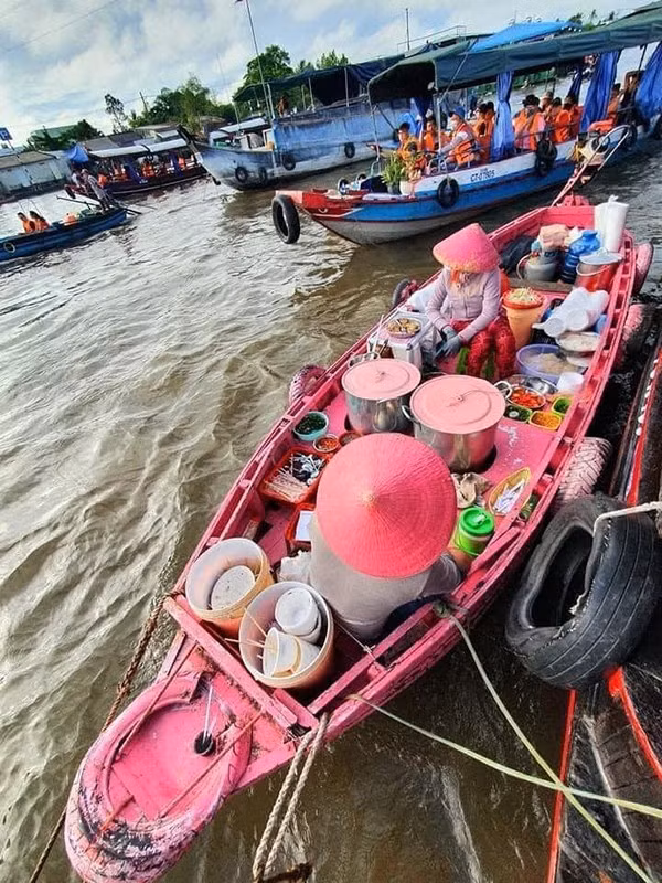 “Cung xiu” chiec ghe full mau hong noi bat o cho noi Cai Rang