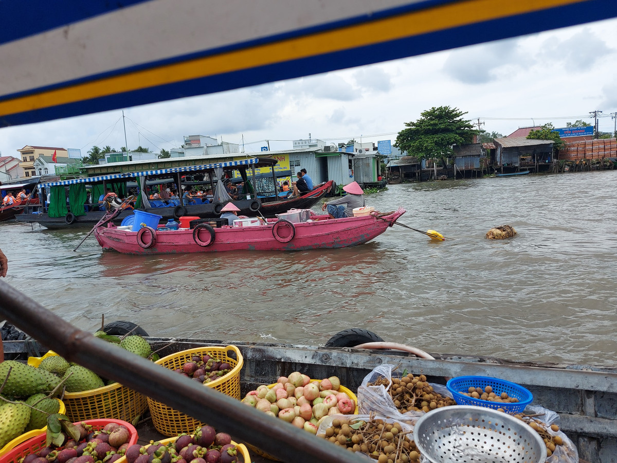 Được biết đây là một ghe bán bún riêu khá nổi tiếng ở chợ nổi vì giá thành phải chăng và thức ăn ngon miệng. Ảnh: Ngọc Như