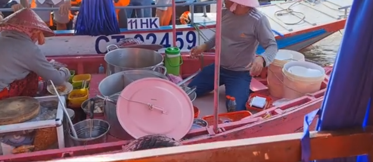 Điều đặc biệt ở chiếc ghe chính là nó được sơn full màu hồng từ chiếc nón lá, chiếc vung nồi tạo nên màu nổi bật giữa giữa chợ nổi. Ảnh: Cắt từ clip