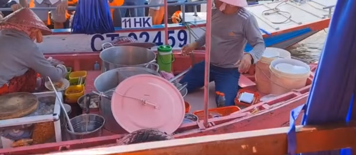 Điều đặc biệt ở chiếc ghe chính là nó được sơn full màu hồng từ chiếc nón lá, chiếc vung nồi tạo nên màu nổi bật giữa giữa chợ nổi. Ảnh: Cắt từ clip