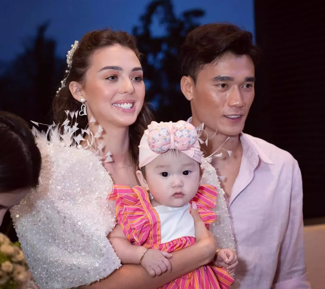 Thế nhưng mới đây, trên MXH bất ngờ xuất hiện hình ảnh cho thấy nhan sắc của nàng WAGs có chút lạ lẫm. Cô để lộ gò má cao khi tươi cười chụp ảnh cùng bạn bè.