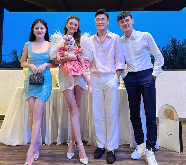 Ở các bức ảnh, đa phần vợ Bùi Tiến Dũng xuất hiện vô cùng rạng rỡ. Đặc biệt, việc chọn váy ngắn khiến người đẹp khoe trọn đôi chân dài 1,12m