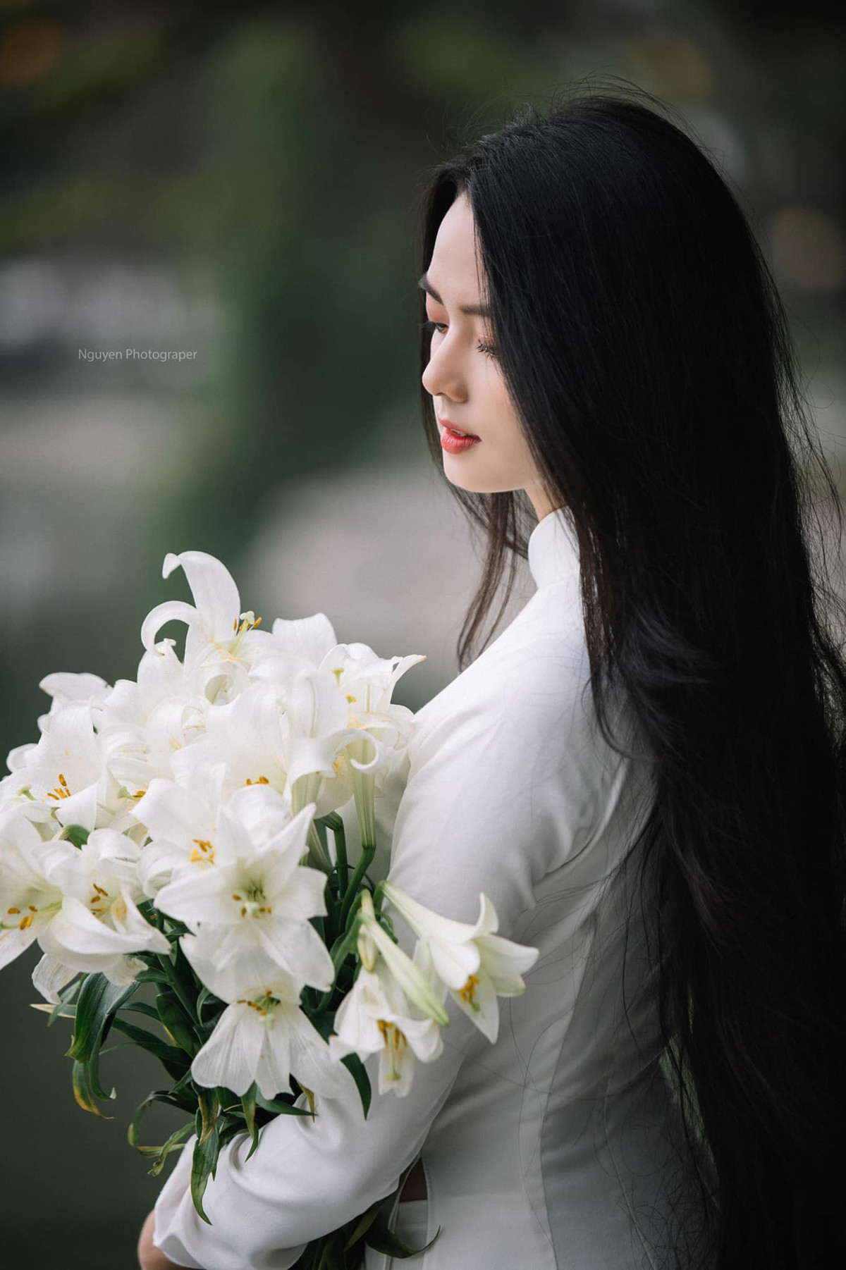 Ở tuổi 19, nữ sinh xứ Quảng theo đuổi nét đẹp giản dị, dịu hiền và ngọt ngào như nắng mai.