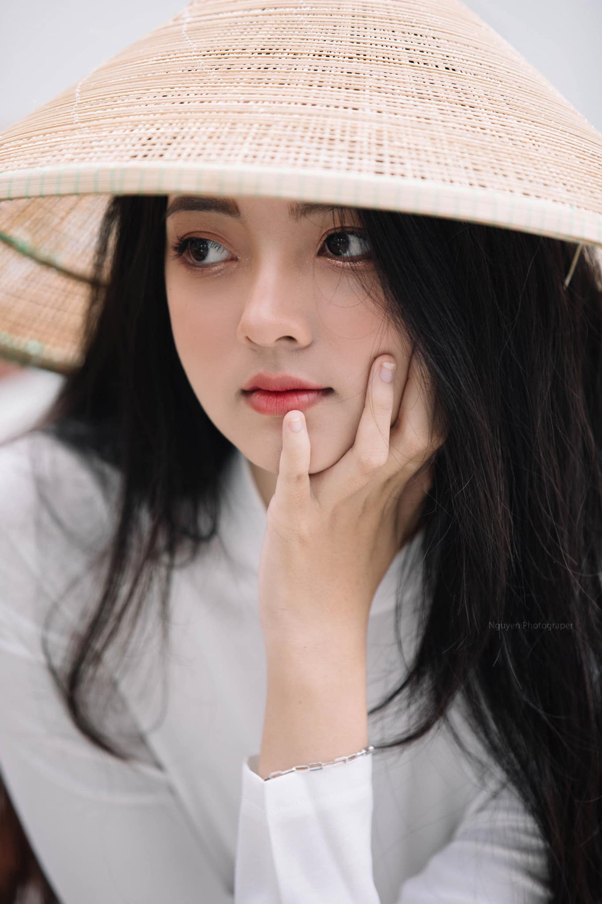 Nu sinh gay “bao” voi bo anh ao dai trang ben hoa loa ken