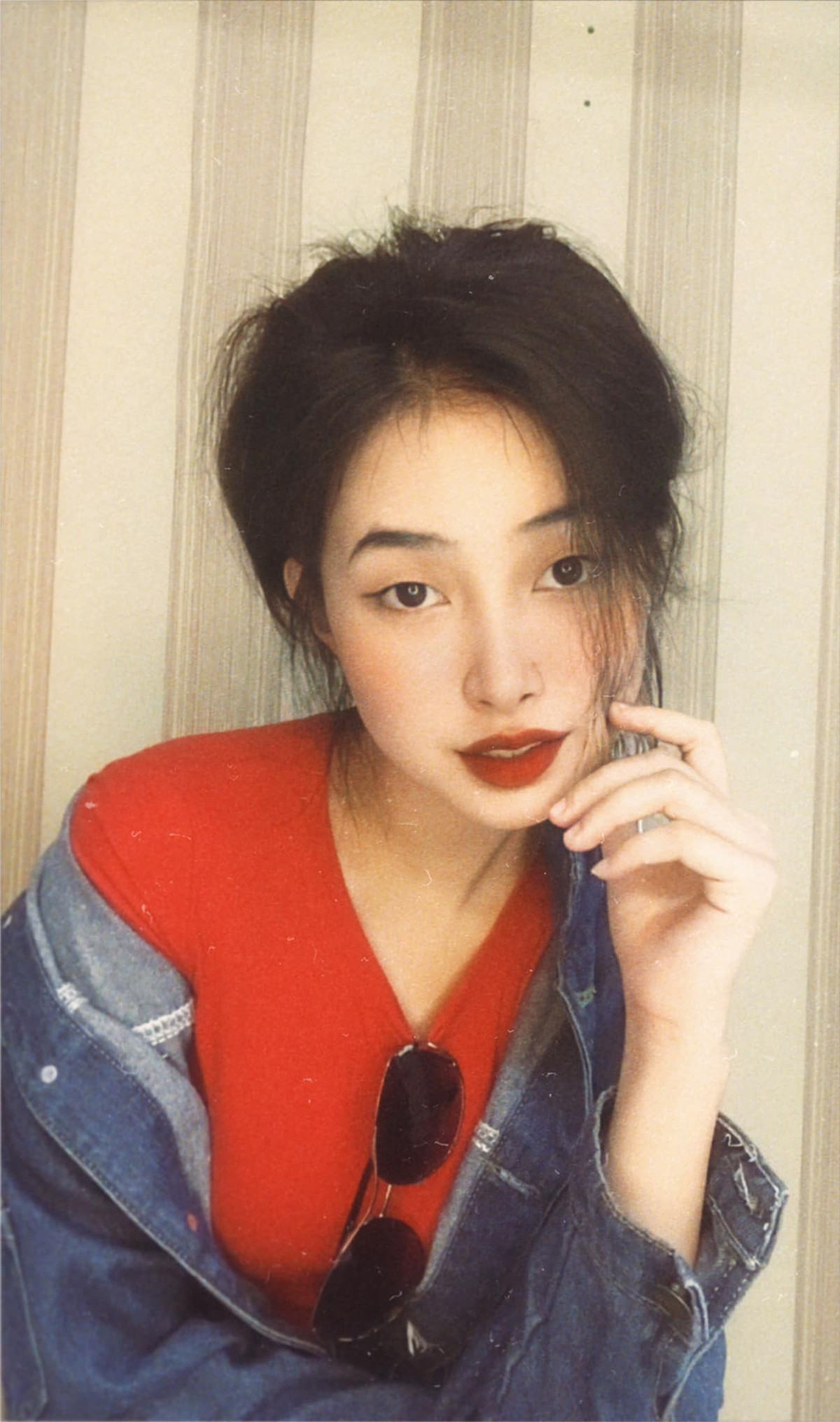 Ngoài các video viral, Mai Linh còn gây ấn tượng bằng những bộ hình diện áo dài mang dấu ấn "thời ông bà anh".