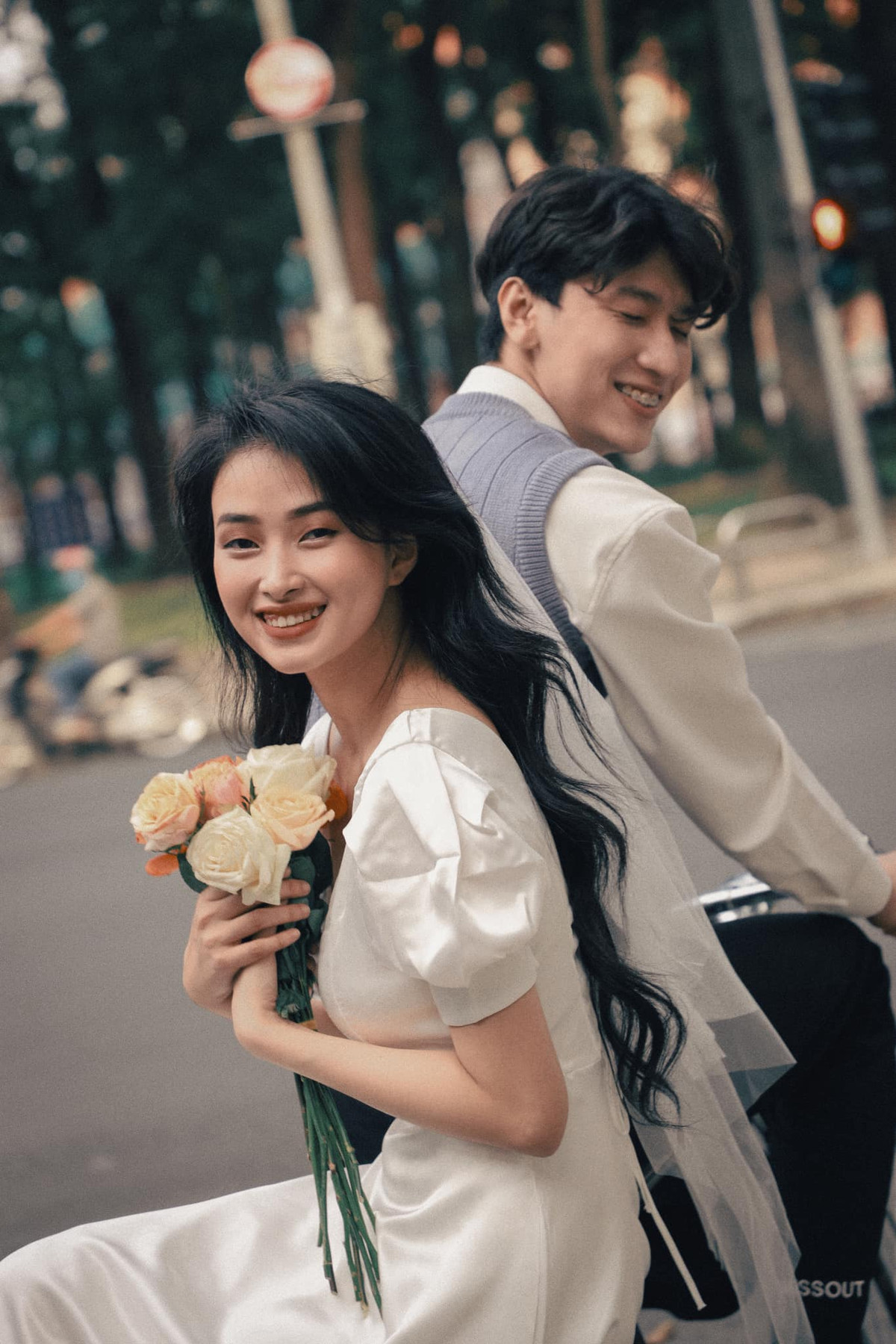 Hình ảnh hàng tóc dài đánh rối, môi son đỏ xuất hiện bên các con phố, khu chợ sầm uất của Mai Linh đã không khỏi khiến người xem liên tưởng đến các người đẹp như Lý Gia Hân hay Chu Ân trong phim ảnh ngày xưa.