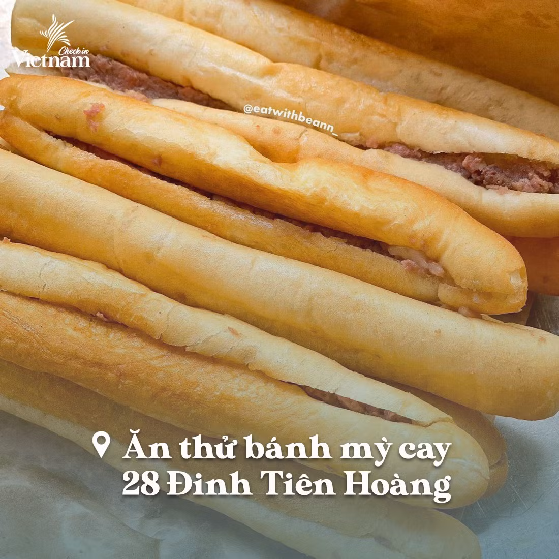 Bánh mì que hay bánh mì cay đã trở thành một đặc sản mang thương hiệu Hải Phòng từ lâu. Món ăn thu hút thực khách bởi độ giòn của bánh mì nướng, vị ngọt thơm của patê và chất cay tê tê từ loại tương ớt đặc biệt. Địa chỉ gợi ý để thưởng thức ở một số nơi như: ngõ Khánh Lạp, Hàng Kênh, dọc phố Lê Lợi, Đinh Tiên Hoàng, Minh Khai. Ảnh: Phuong Anh
