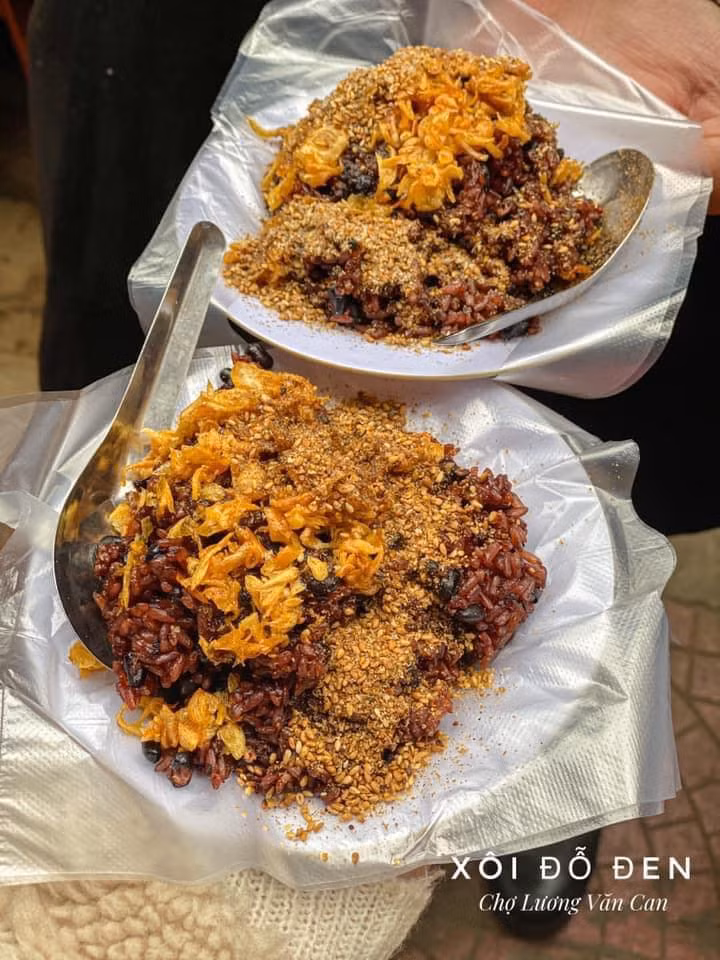 Xôi đỗ đen chợ Lương Văn Can cũng là món ăn được du khách lựa chọn khi đến vùng đất cảng.