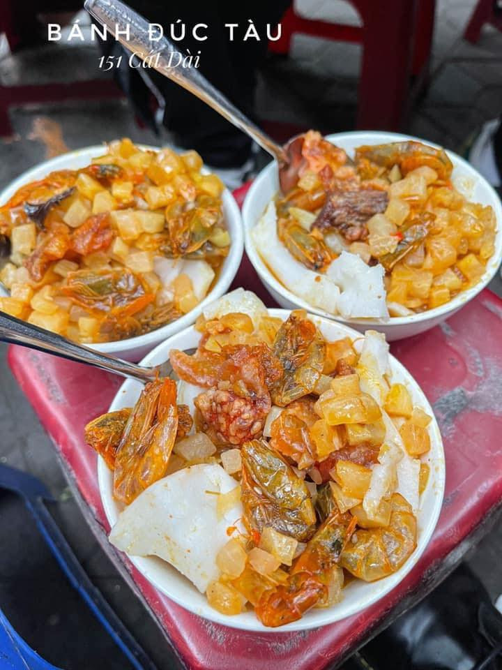 Bánh đúc tàu Hải Phòng là một món ăn quen thuộc với người dân đất cảng. Với vị dẻo thơm của bột, vị bùi bùi của nhân, món ăn này đã thực sự “chinh phục” được dạ dày của những thực khách khó tính nhất. Địa chỉ gợi ý để thưởng thức món ăn này là 159 Cát Dài.