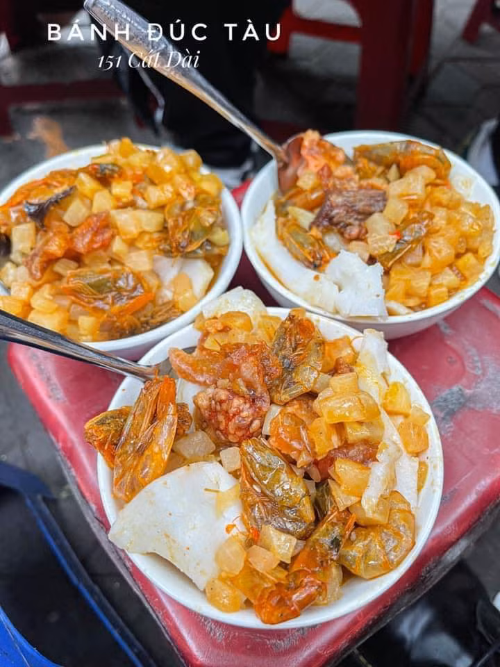 Bánh đúc tàu Hải Phòng là một món ăn quen thuộc với người dân đất cảng. Với vị dẻo thơm của bột, vị bùi bùi của nhân, món ăn này đã thực sự “chinh phục” được dạ dày của những thực khách khó tính nhất. Địa chỉ gợi ý để thưởng thức món ăn này là 159 Cát Dài.