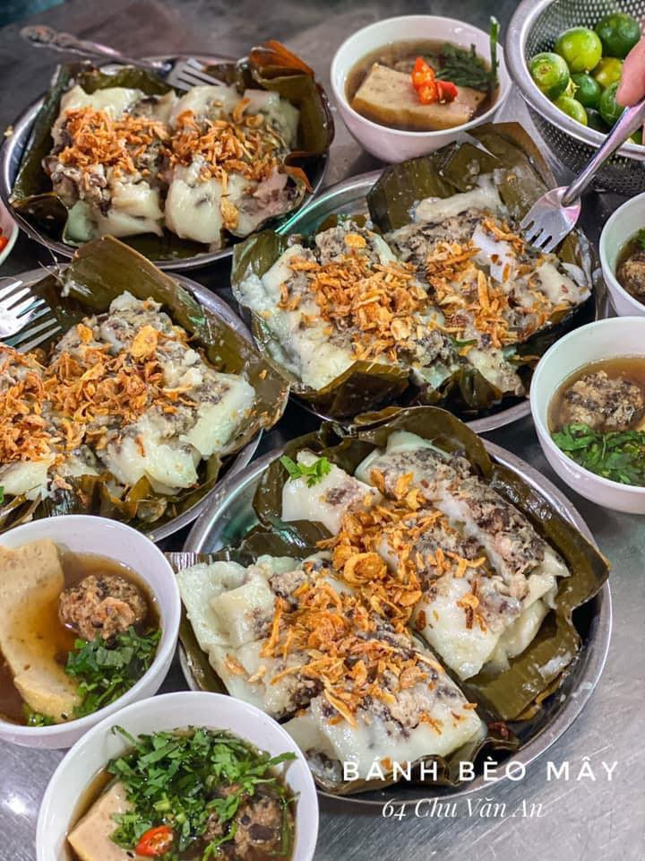 Bánh bèo là một món ăn vặt đặc biệt nên thử ở Hải Phòng vì nghe tên tuy quen thuộc nhưng hình thức khác hẳn với bánh bèo miền Trung, miền Nam. Địa chỉ gợi ý: chợ Cát Bi, phố Chu Văn An, Lê Lợi, phố Lê Đại Hành.