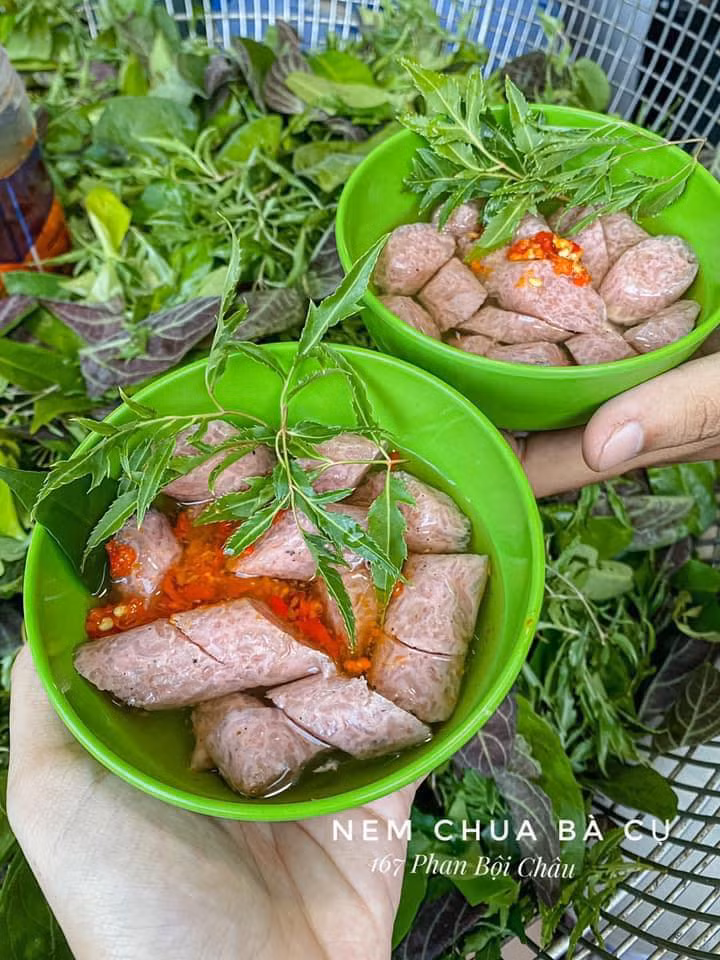 Nem chua bà cụ 167 Phan Bội Châu cũng là món được nhiều bạn trẻ yêu thích khi đến trải nghiệm ẩm thực Hải Phòng.