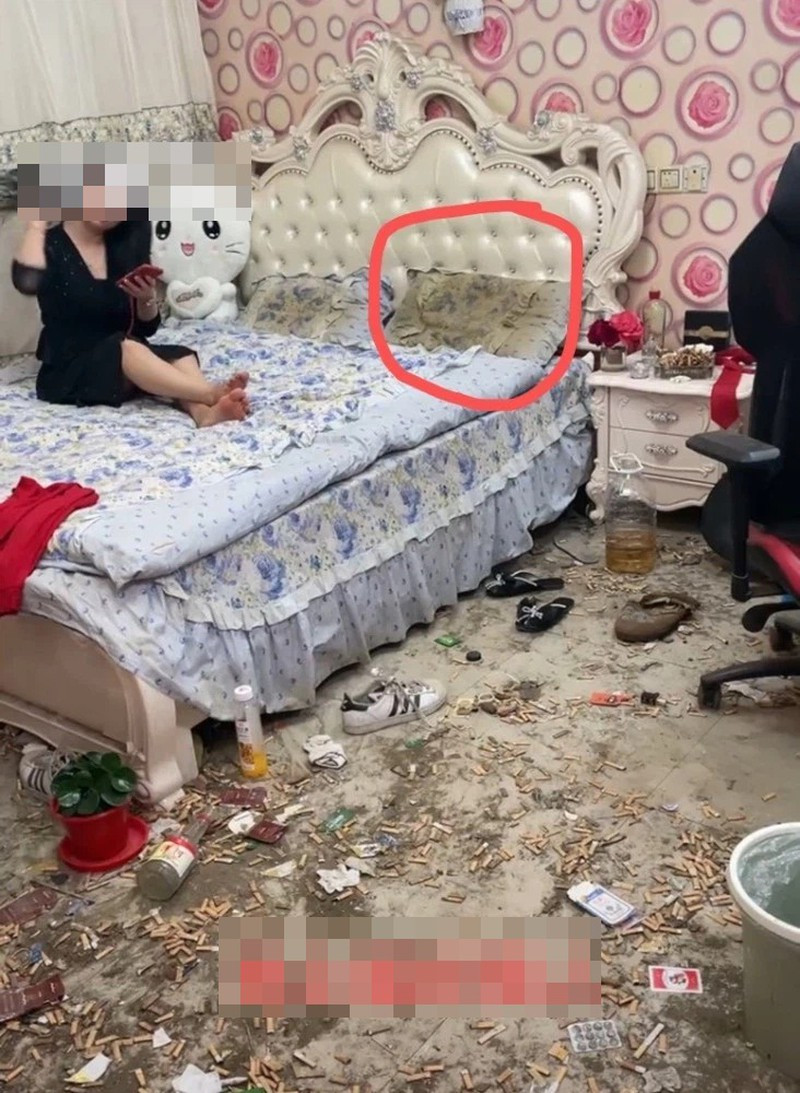 Tuy nhiên thời gian gần đây, hàng xóm phát hiện căn nhà cho thuê của cô gái thỉnh thoảng bốc mùi hôi thối, nhiều gián bò ra từ khe cửa nên đã báo cho chủ nhà biết sự việc.