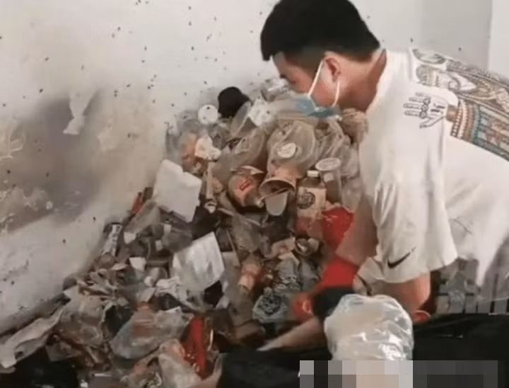 Mới đây, trên một diễn đàn lớn mạng xã hội xuất hiện video ghi lại cảnh khách thuê để căn phòng trọ ngập rác khiến ai xem cũng phát khiếp.
