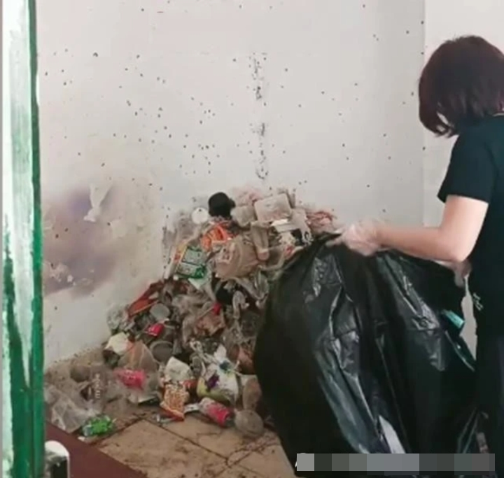 Dù đã dọn 6 bao rác lớn nhưng đồ bẩn trong phòng vẫn chất thành đống như đồi, chủ yếu là rác sinh hoạt, bao gồm nước giải khát, túi nilon, mì gói,...