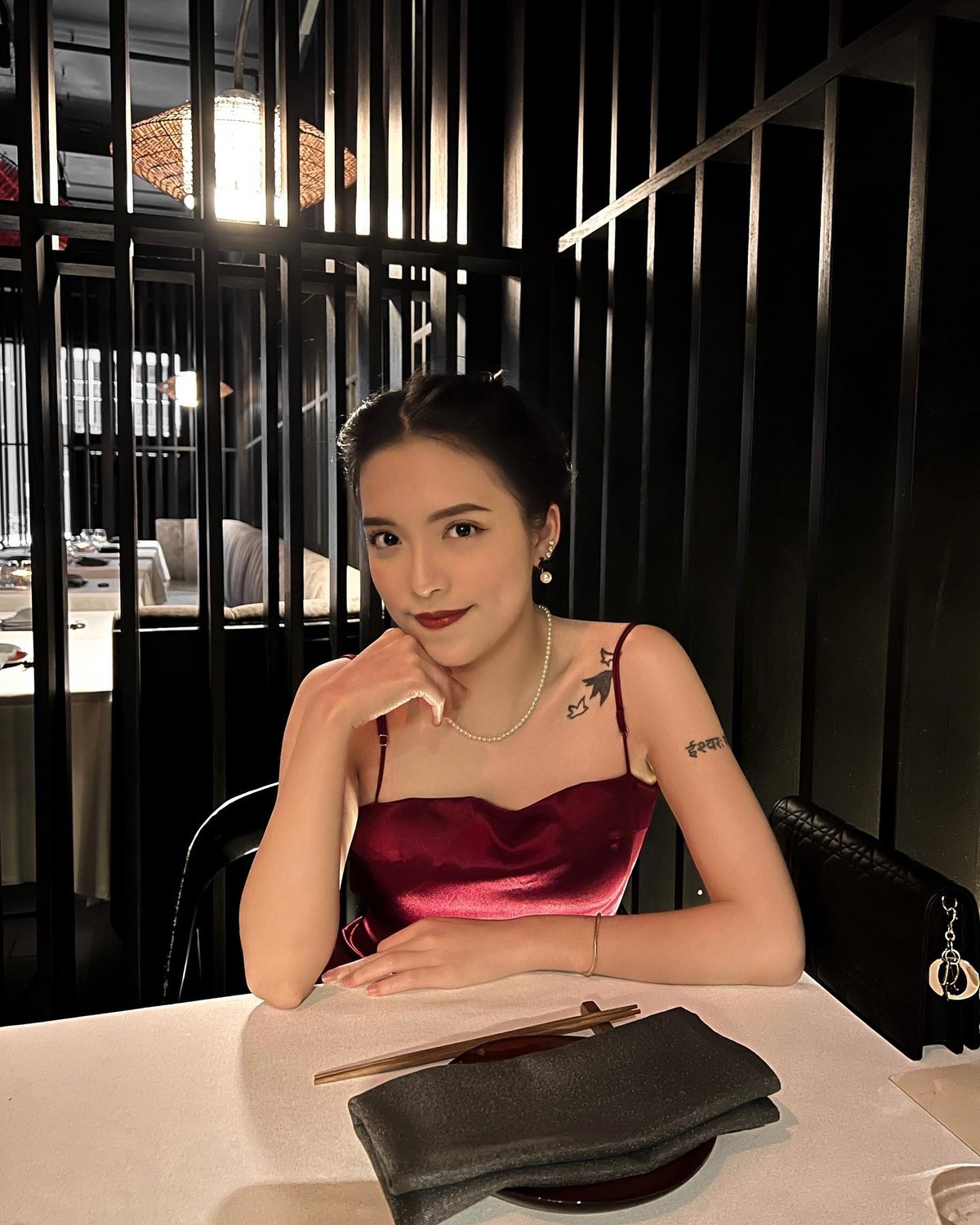 Phạm Mẫn Nhi (SN 2000, ở Hà Nội) là hot girl gây chú ý thời gian qua nhờ giành 5 học bổng du học Úc. Hiện Mẫn Nhi đang là sinh viên năm cuối ngành Truyền thông, trường ĐH Macquarie, Úc.