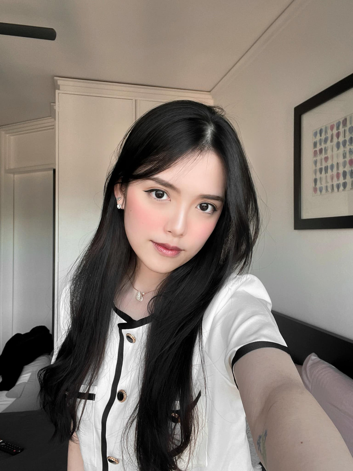 Là cô nàng xinh xắn lại sở hữu nhiều tài lẻ nên kênh Youtube của Mẫn Nhi sở hữu nhiều người đăng ký.