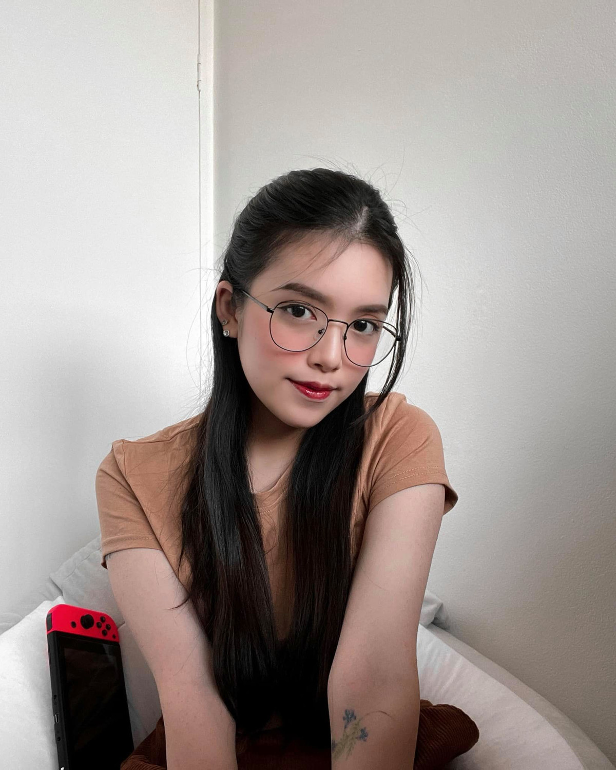 Tuy nhiên sau khi học được 1 năm, cô cảm thấy mình hợp với ngành Truyền thông hơn nên đã quyết định xin bố mẹ cho chuyển sang Úc du học.