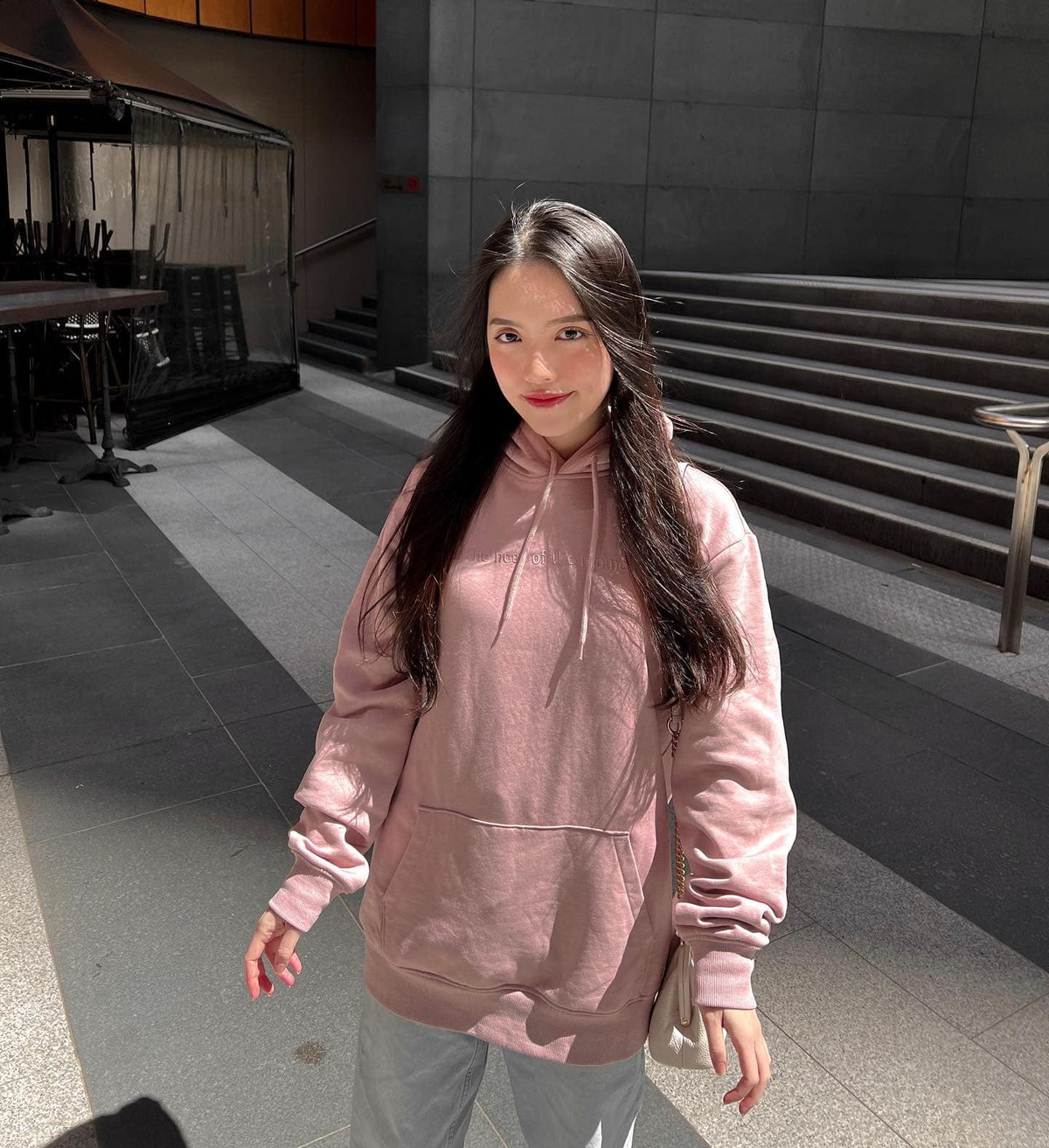 Gái xinh tâm sự, sau khi tốt nghiệp cấp 3, cô đã sang Hà Lan du học về ngành Tâm lý. Quãng thời gian ở Hà Lan, Mẫn Nhi bắt đầu tập tành làm YouTube như một cách ghi lại nhật ký của mình những ngày xa nhà.