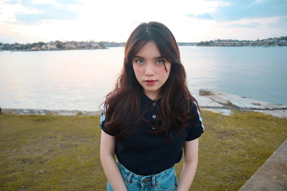 Nhi sở hữu vẻ ngoài xinh xắn khiến nhiều người tưởng nhầm là con lai. Chính điều đó từng gây không ít khó khăn khi cô bạn thường bị đánh giá là chảnh chọe và khó gần.