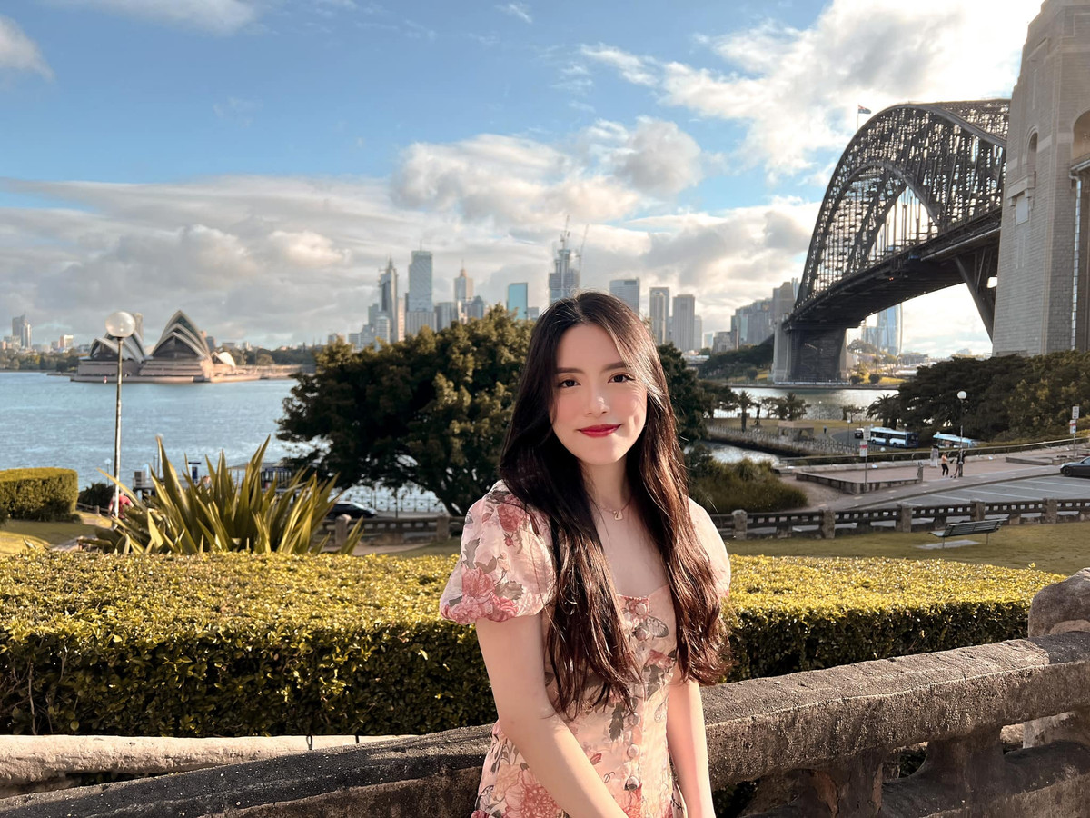 Mẫn Nhi có một thời gian sống ở Sydney, còn hiện tại cô đang ở Melbourne. Nữ sinh này cũng sở hữu một kênh YouTube với gần 85 nghìn lượt người đăng ký.